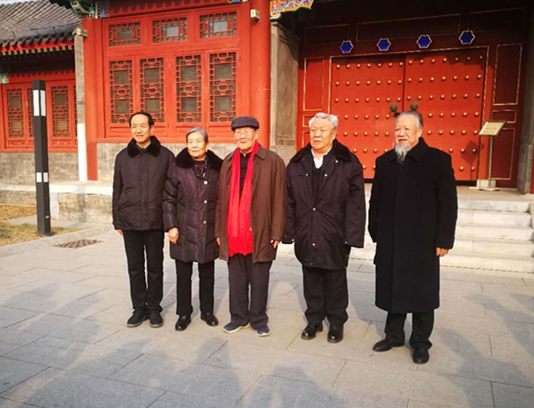 同楼宇烈先生(中) 杨汝清先生父母亲合影留念.jpg